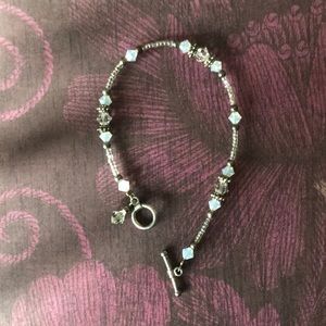 ⭐️3/$15 Iridescent white bracelet.